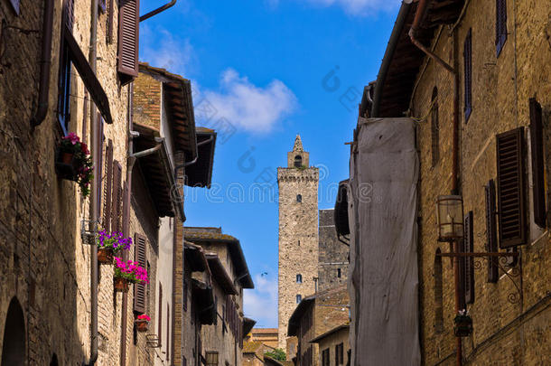圣吉米尼亚诺的中世纪建筑，塔楼和鲜花装饰的房屋，托斯卡纳