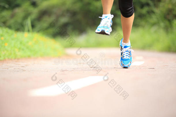 健身女跑步者在跑道上跑步