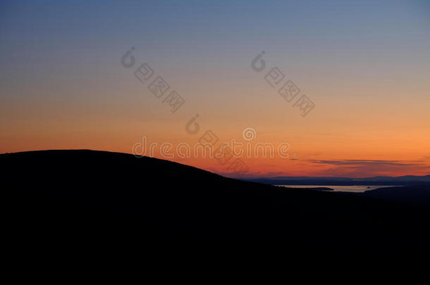 山的轮廓和日落时的湖从凯迪拉克顶部