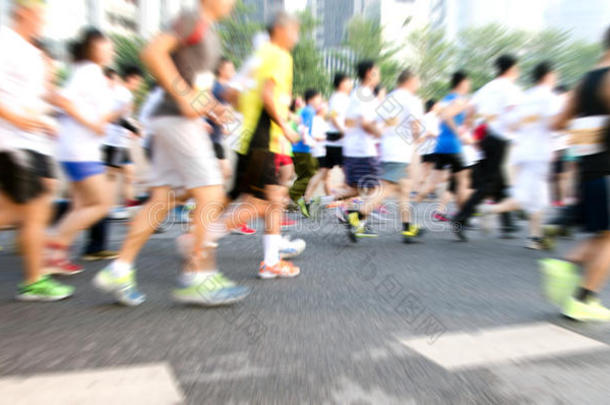 马拉松运动员在街上<strong>跑步</strong>