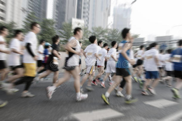 马拉松运动员在街上跑步