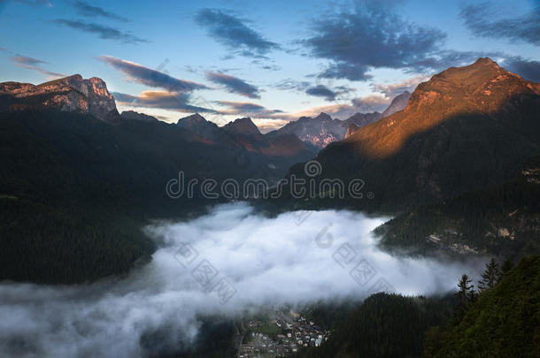 意大利阿尔卑斯山，白云石山谷，清晨云朵