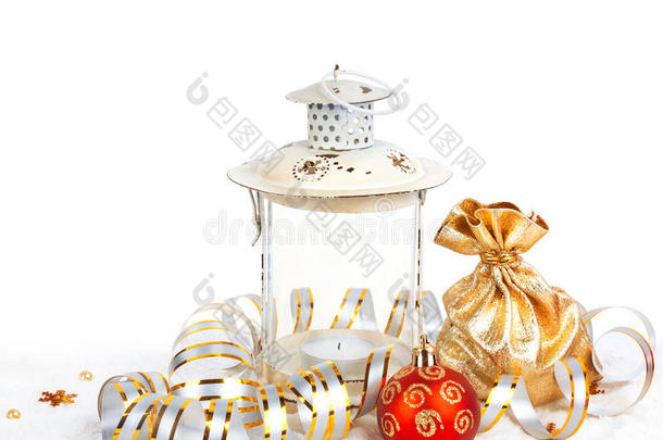 红色圣诞舞会，<strong>金色礼品</strong>袋和老式台灯
