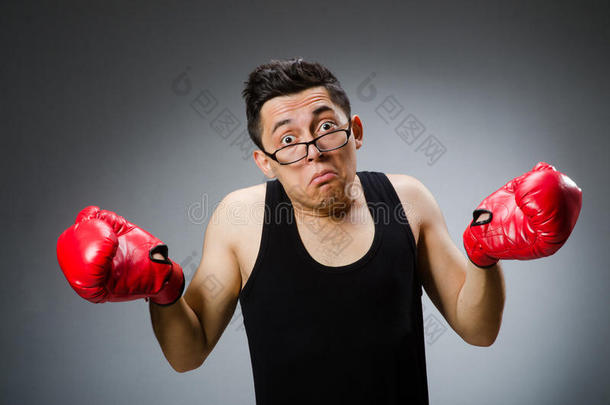 滑稽的拳击手戴着红手套