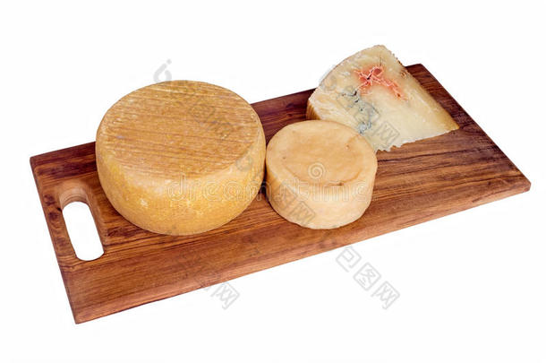 深色<strong>木板</strong>和各种<strong>手工</strong>奶酪，包括蓝色。
