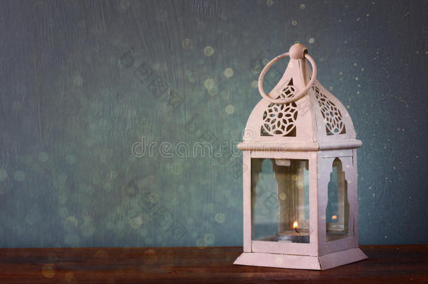 木制桌子上的白色<strong>灯笼</strong>和闪闪<strong>发光</strong>的背景灯。