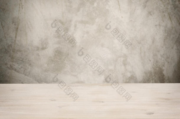 落叶复古墙背景上的木桌