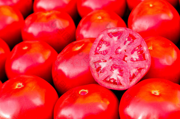 农贸市场上新鲜的大红色西红柿。