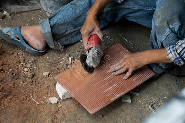 男建筑工人用电切割瓷砖