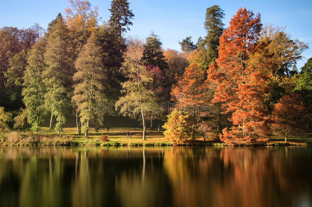 美丽的秋树景观和湖水倒映的色彩