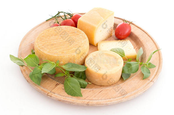 奶酪板与手工奶酪和西红柿，超过白色