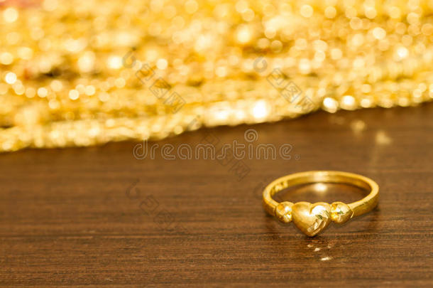金色心形戒指