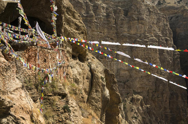 在野马的春寺修道院和祈祷旗