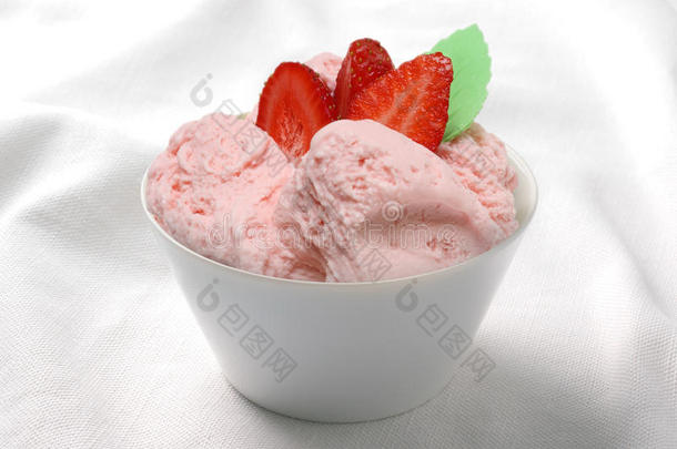 冰激凌雪糕草莓陶瓷杯