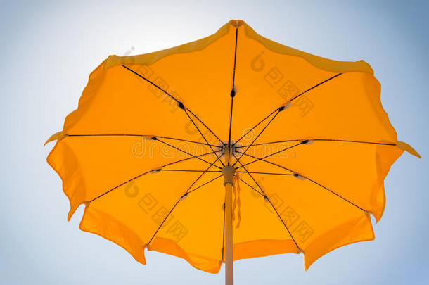 海边阳光下的黄色沙滩伞