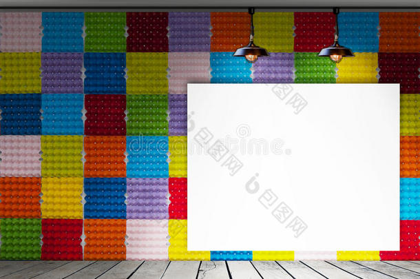 彩色纸蛋托盘墙和木地板上的空白框供信息信息