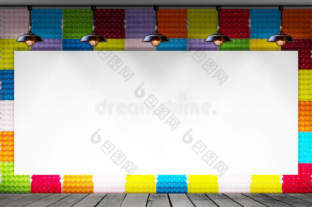 彩色纸蛋托盘墙和木地板上的空白框供信息信息