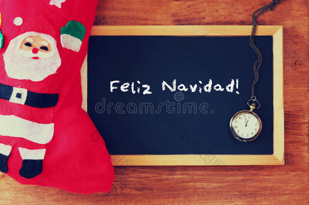 红袜子和黑板，上面写着菲利兹·纳维达的问候语。圣诞卡概念