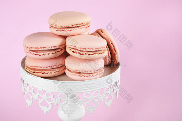 白色复古风格蛋糕架上的粉色马卡龙-特写。