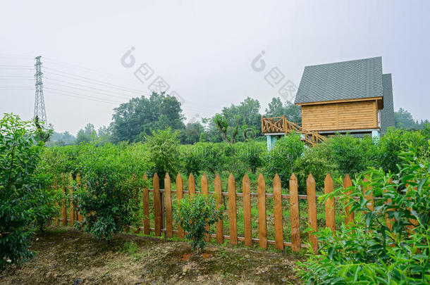 围栏果园中的欧式木屋