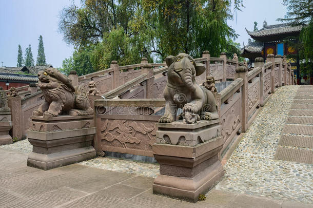 中国古代石桥造像前