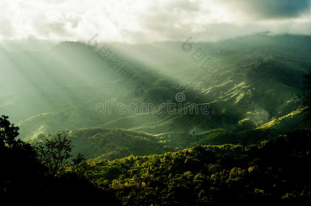 晴朗早晨的山景