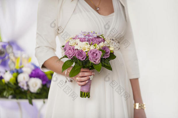 美丽的婚礼花束<strong>紫色玫瑰</strong>在手