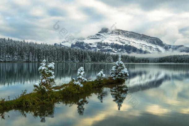 加拿大落基山脉班夫湖雪景