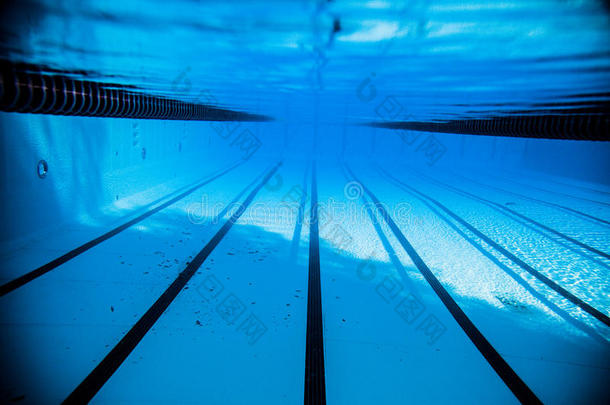 从水下<strong>清空</strong>50米奥林匹克室外游泳池
