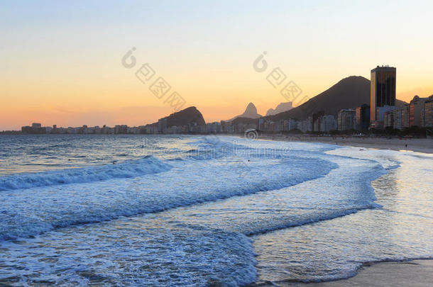 科帕卡巴纳海滩，山维迪加尔，佩德拉达戈达，日落时的海洋，里约热内卢