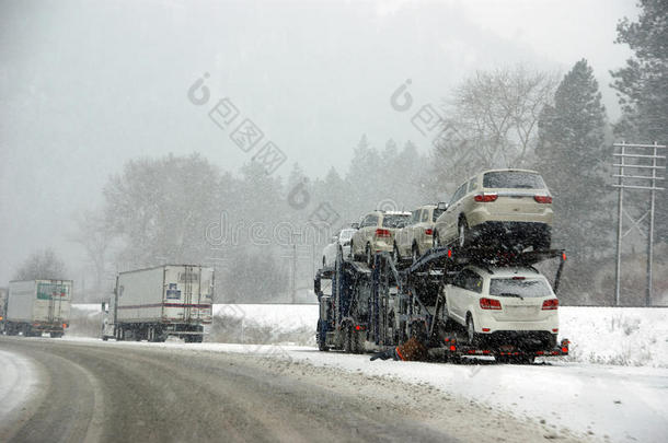 大卡车<strong>抵御</strong>冬季风暴