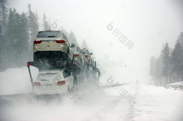 大卡车抵御冬季风暴