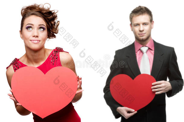 年轻开朗的女人和英俊的男人捧着红心白衣