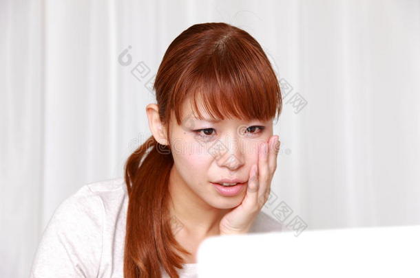 日本年轻女子担心皮肤干燥粗糙