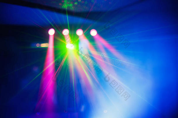 彩色迪斯科俱乐部灯光效果和激光表演