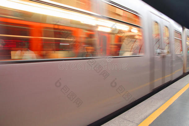 在轨道上的地下车站行驶速度快的火车