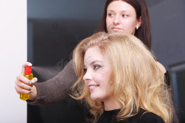 美发师，美发师和女客户金发女孩在沙龙