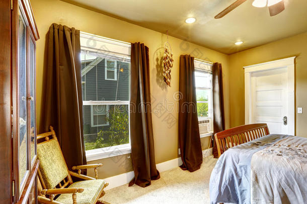 带棕色窗帘的暖色调卧室