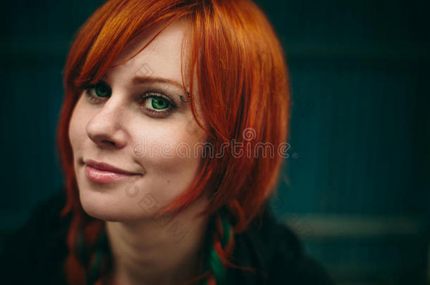 美丽的红发女孩，深绿色的眼睛