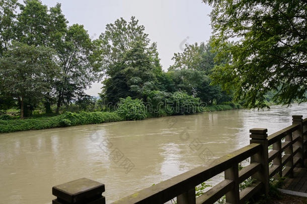 夏日阳光明媚的河边石栏杆