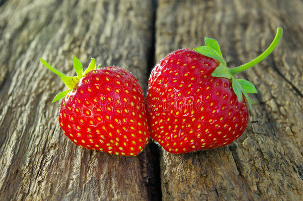 木质背景上成熟的红色草莓
