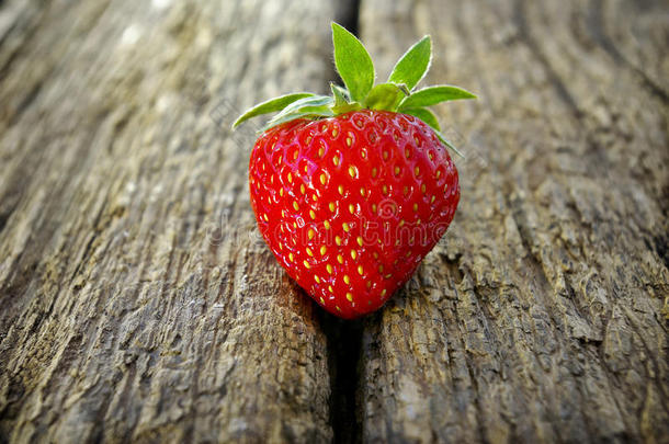 木质背景上<strong>成熟的</strong>红色草莓