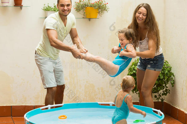 孩子和家长在游<strong>泳池里玩耍</strong>