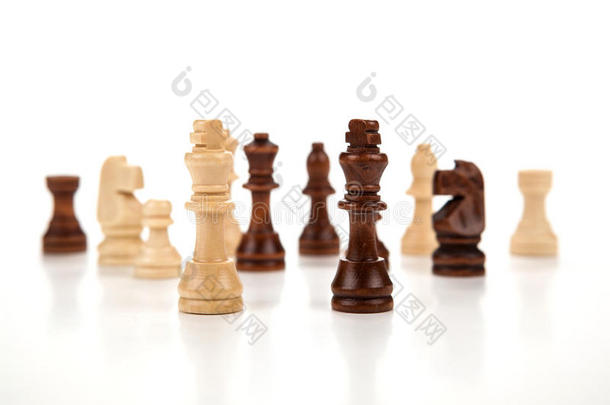 棋子在灰色的棋子上排成一行