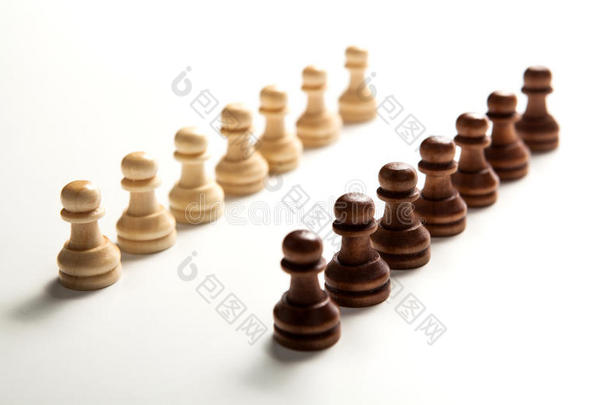 国际象棋棋子在白色的棋子上排成一行
