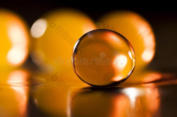 抽象的组成与美丽，橙色，透明，圆形果冻球铝箔反射