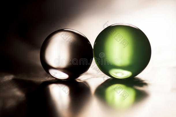 抽象的组成与美丽，绿色和灰色，透明，圆形果冻球在铝箔上反射