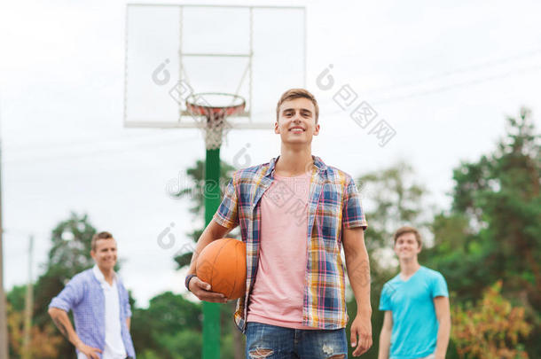 一群微笑着<strong>打篮球</strong>的青少年