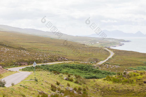 苏格兰高地山间狭窄的道路景观