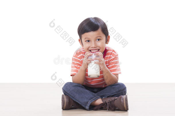 喝牛奶的男孩